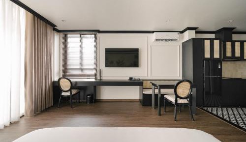 Deluxe King Suite