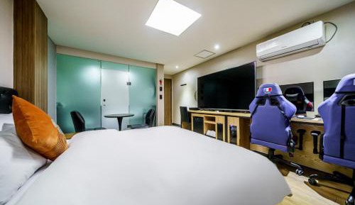 Standard Double Room with 2 Computers