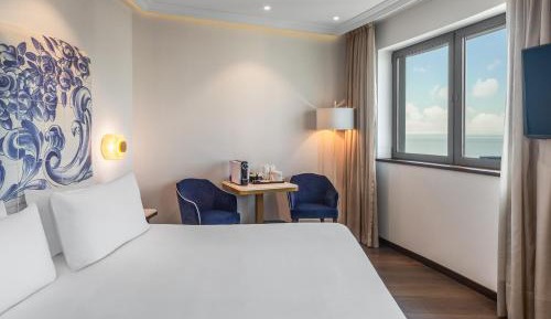 Deluxe Double or Twin Room with City View