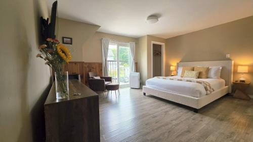 Deluxe Queen Room