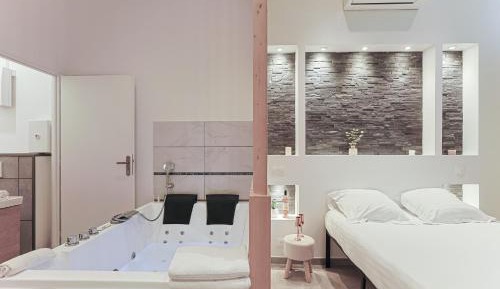 Studio with Spa Bath