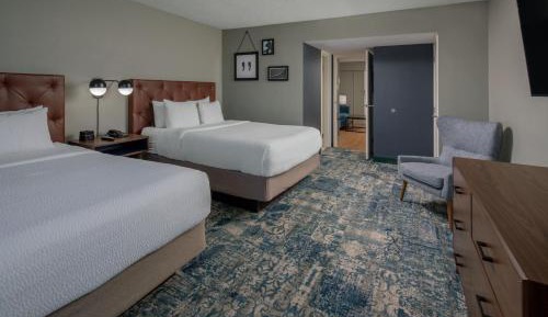 Spacious, 1 Bedroom Suite, 2 Queen, Sofa bed (Mobility &amp; Hearing Accessible w/ Roll-in Shower)