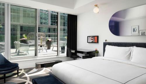 The Marilyn King Suite with Patio and City View
