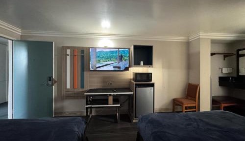 Queen Room with Two Queen Beds - Accessible/Non-Smoking 