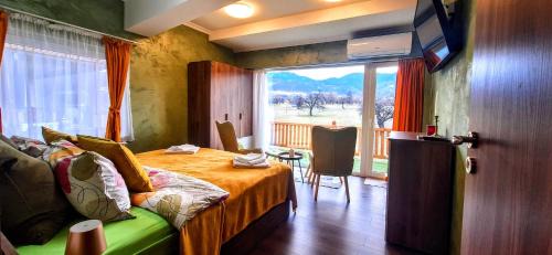 One-Bedroom Apartment with View