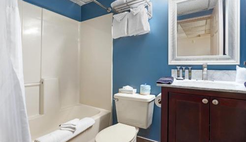 Queen Room with Balcony and Partial Ocean View
