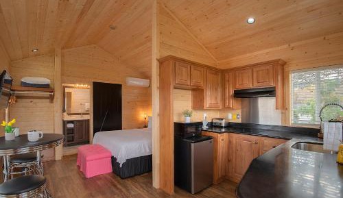 Deluxe Studio Cottage with Kitchenette