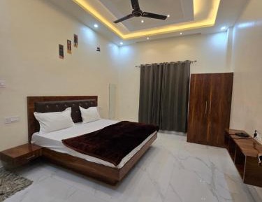 Deluxe Room (2 Adults + 1 Child)
