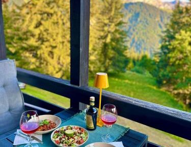 Apartment with Mountain View