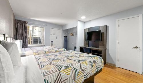 Queen Room with Two Queen Beds - Non-Smoking