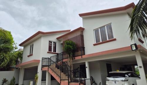 Apartment with Mountain View