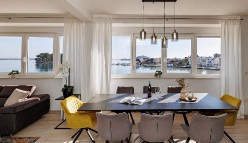 Deluxe Three-Bedroom Apartment with Sea View