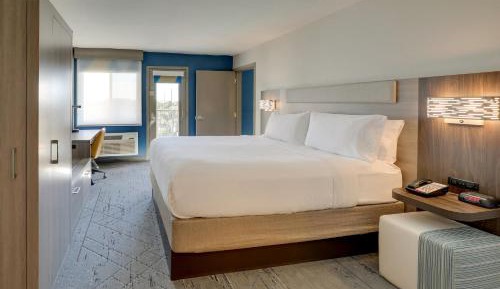 One-Bedroom Suite with Tub - Communications Access