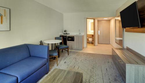 One-Bedroom Suite with Jetted Tub - Communications Accessible