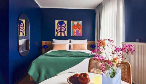 Medium Room with Balcony