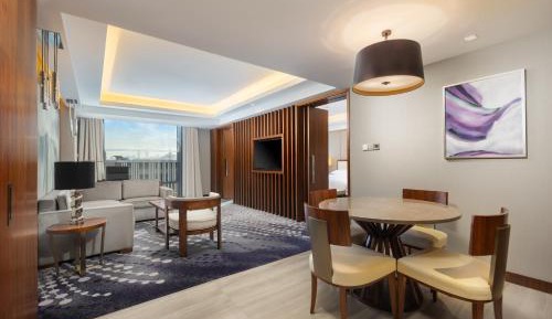 One-Bedroom Suite with Club Lounge Access