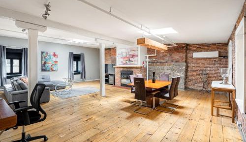 Two-Bedroom Apartment with 2 Bathrooms 