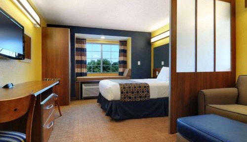 Queen Suite with Mobility/Hearing Impaired Access - Non-Smoking