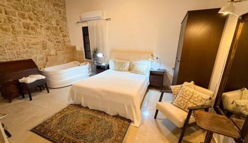 King Room with Spa Bath
