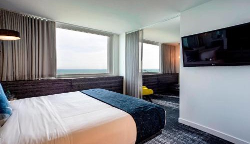 One-Bedroom King Suite with Lake View