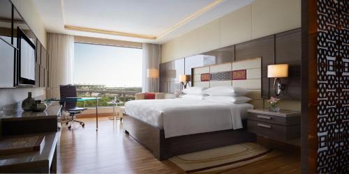 Guest room, 1 King, City view