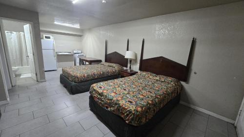 2 Queen Beds with Kitchenette Non-Smoking
