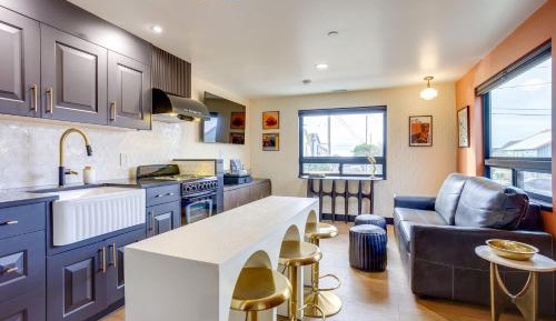 Deluxe Queen Suite