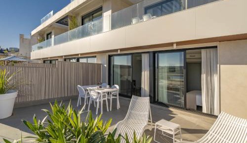 Deluxe One-Bedroom Apartment with Ocean View