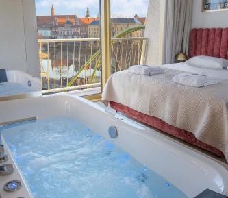 Suite Apartment with Jacuzzi and River View