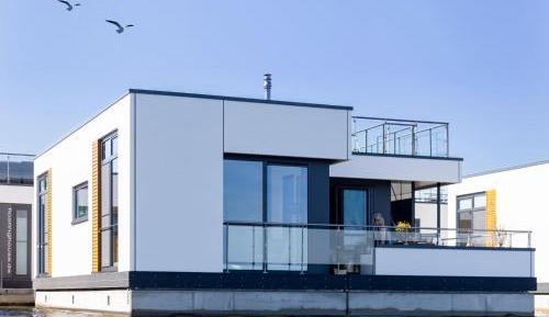 Three-Bedroom House Boat