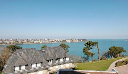 Two-Bedroom Apartment with Balcony and Sea View