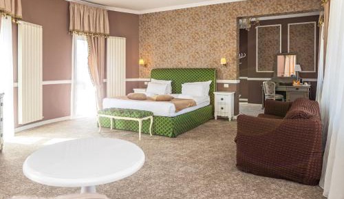 Suite with Outdoor Hot Tub