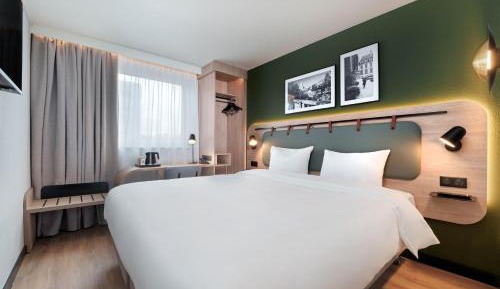 Standard Room - 1 Queen Bed