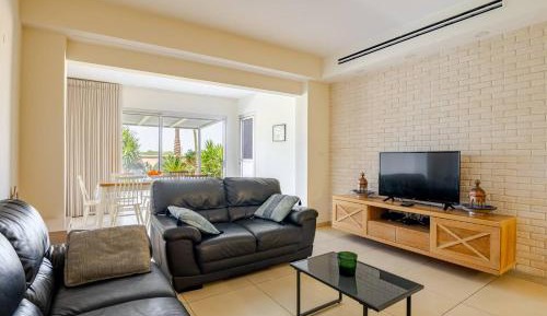 Four-Bedroom Deluxe Apartment
