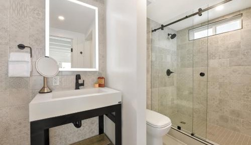 Deluxe Double Room with Side Sea View