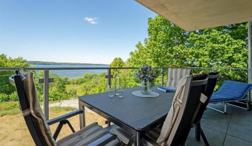 Apartment with Lake View