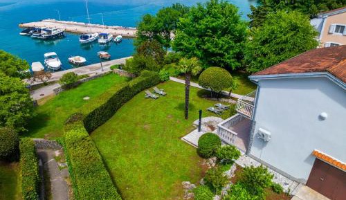 Villa - Beach Front