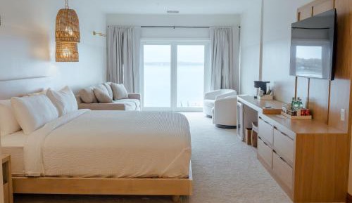 Lakeside Signature King with Sofa Sleeper - ADA