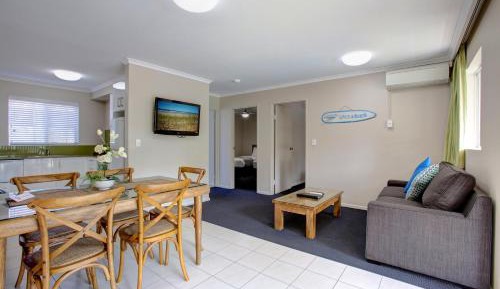 Two-Bedroom Apartment with 1 Queen Bed and 2 Single Beds