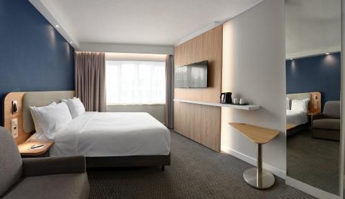 Standard Queen Room with Single Sofa Bed - Free Breakfast