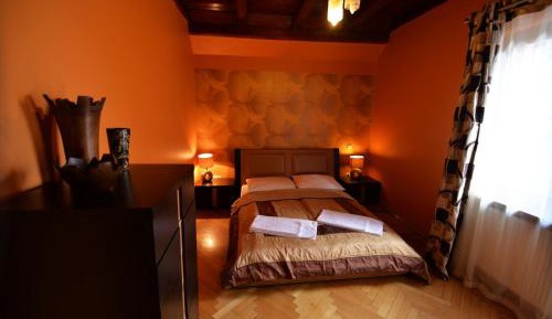 Deluxe One-Bedroom Apartment