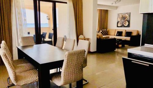 Three-Bedroom Premium Apartment with Resort View