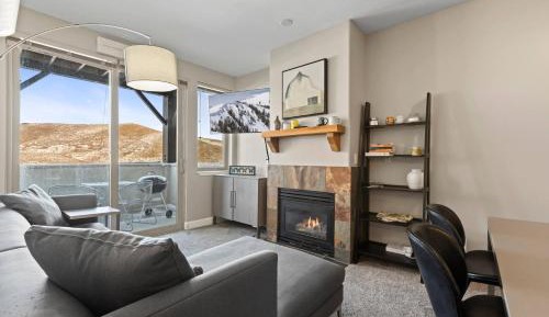 Two-Bedroom Apartment with Mountain View