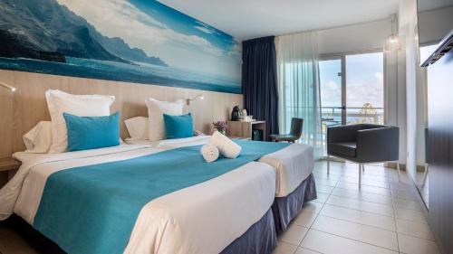 Deluxe twin room with Partial sea views 