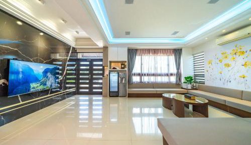 Family Room with Mountain View