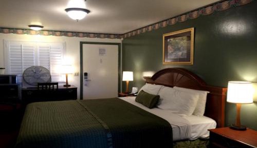 Deluxe Room with Jacuzzi and Fire Place