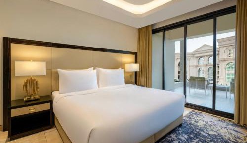 One-Bedroom Deluxe King Suite Apartment with Balcony and Place Vendome Mall View