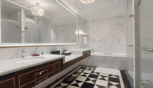 Ambassador King Suite