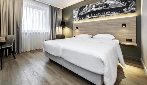 Standard Twin Room with Street or Airport View - Non-Smoking