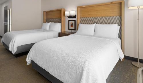 Standard Queen Room with Two Queen Beds and Mobility Accessible Tub